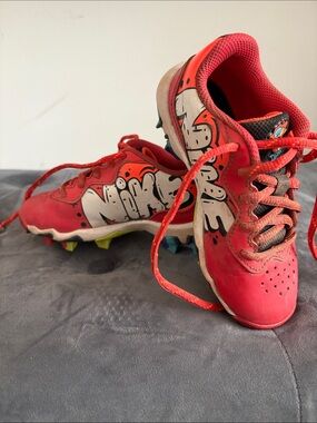 Nike Kids Red and White Graphic Soccer Cleats